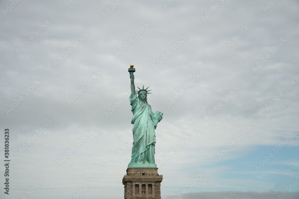 Fototapeta premium Statue of Liberty in the distance