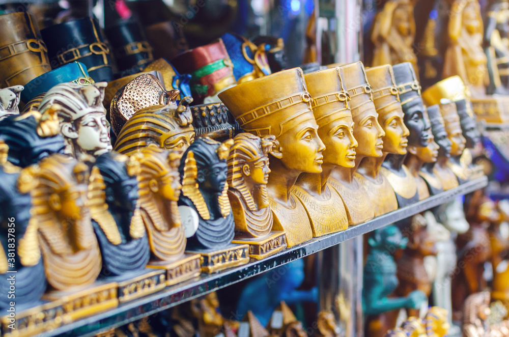 Naklejka premium Traditional Egyptian souvenirs at the street market