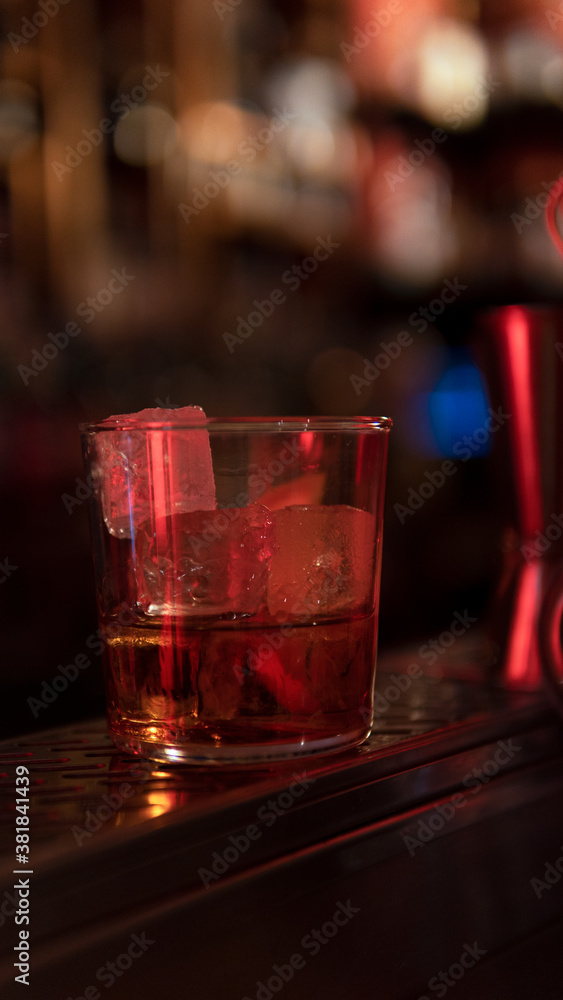 Een glas whisky op een bartafel.