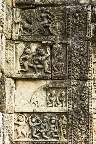 bas-relief au The Baphuon is a temple dedicated to the Hindu God Shiva in Angkor, Siem Reap, Cambodia