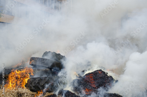 Pneus en feu devant un bâtiment administratif © monz