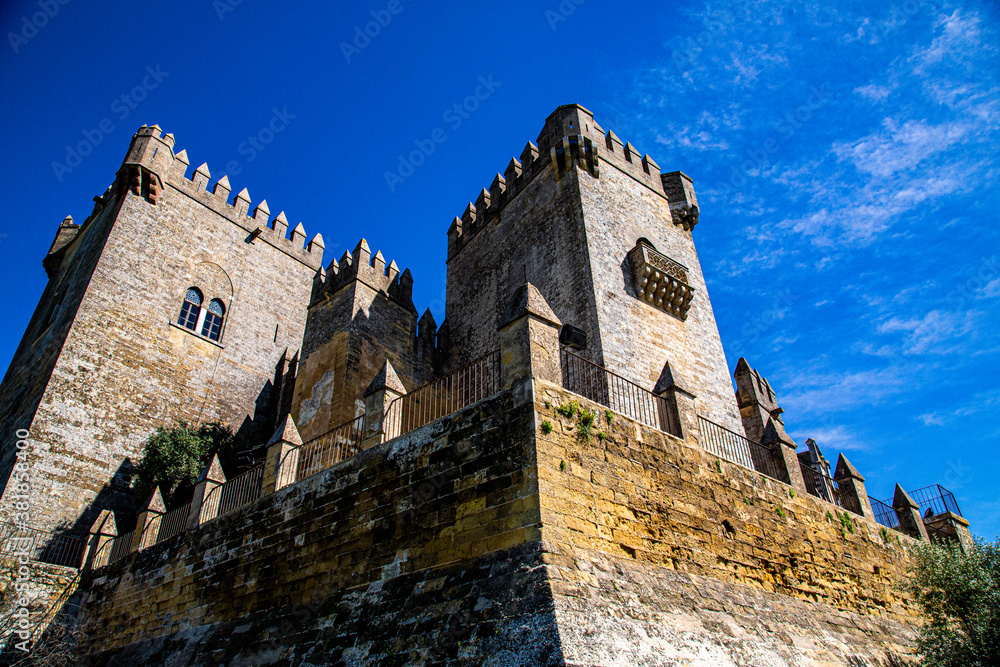 Torres de castillo con muralla con cielo azul
