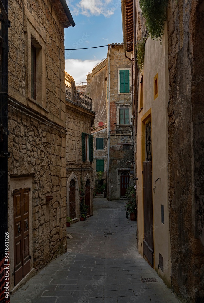 Gasse in der Altstadt von Sorano in der Toskana in Italien