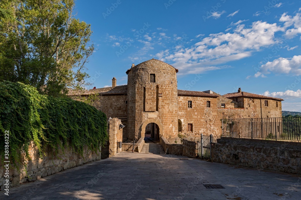 Die Burg Fortezza Orsini in Sorano in der Toskana in Italien