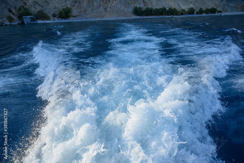 Wellen eines Motorbootes, Südküste von Kreta, bei Sfakia, Griechenland