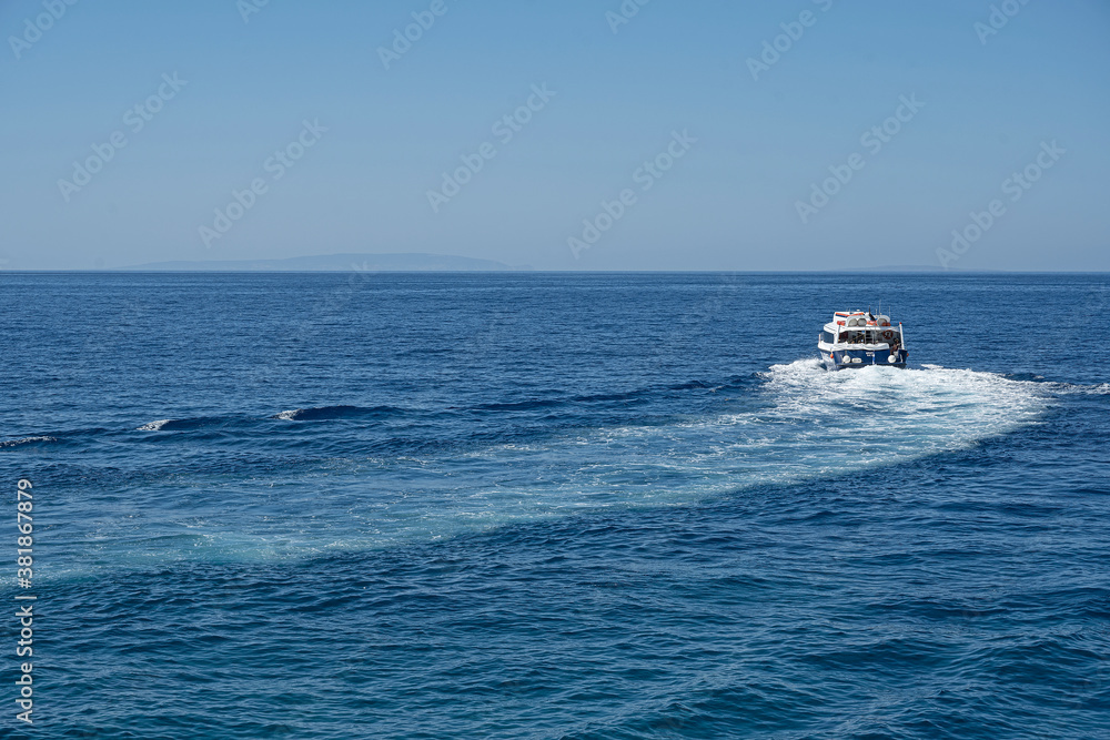 Naklejka premium Boot unterwegs von Sfakia zur Insel Gavdos, Kreta, Griechenland