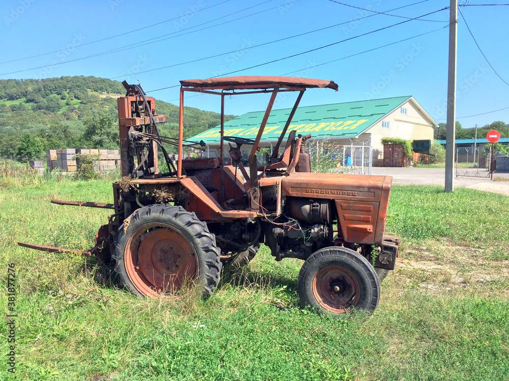 Obraz premium Old rusty tractor