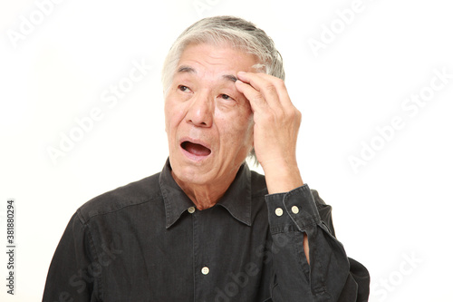 Foto senior Japanese man has lost his memory