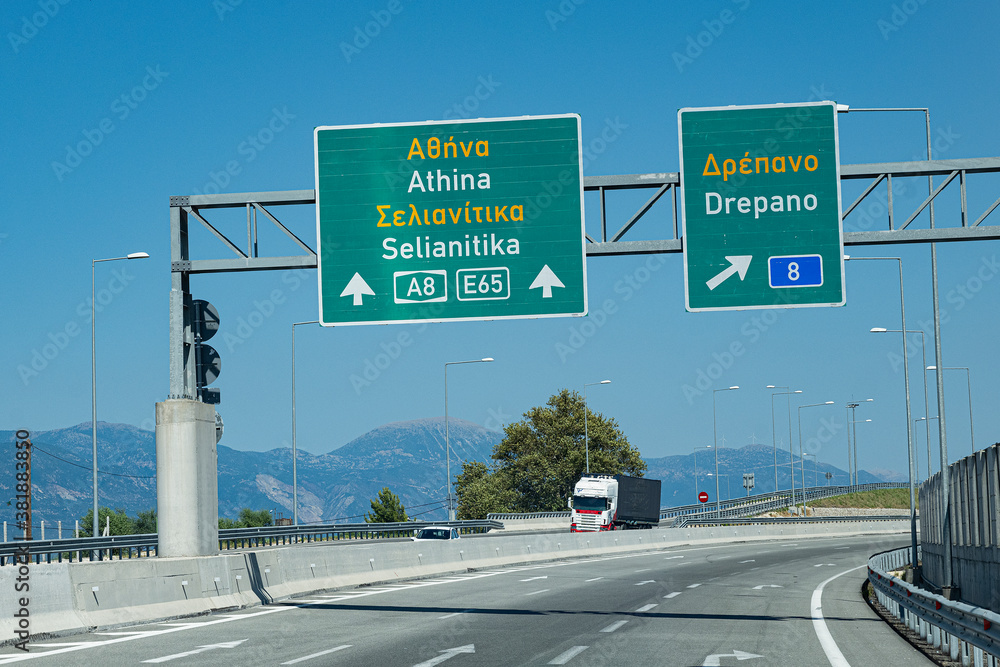 Verkehrsschilder auf der Schnellstrasse, bei Seliandros, Peloponnes, Griechenland