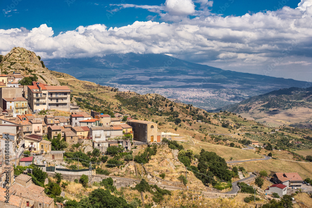 Ταπετσαρία Cesaro, Bronte towns and Etna Volcano. Sicily, Italy