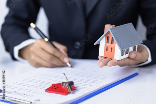 House in the hands of agents and investors And signed a real estate contract, purchase, lease, investment, mortgage, loan, the image of businessmen signing a home purchase contract.