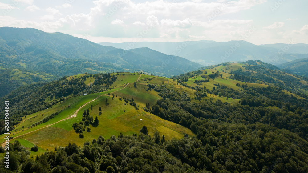 Obraz premium Beautiful green mountain landscape with trees on it