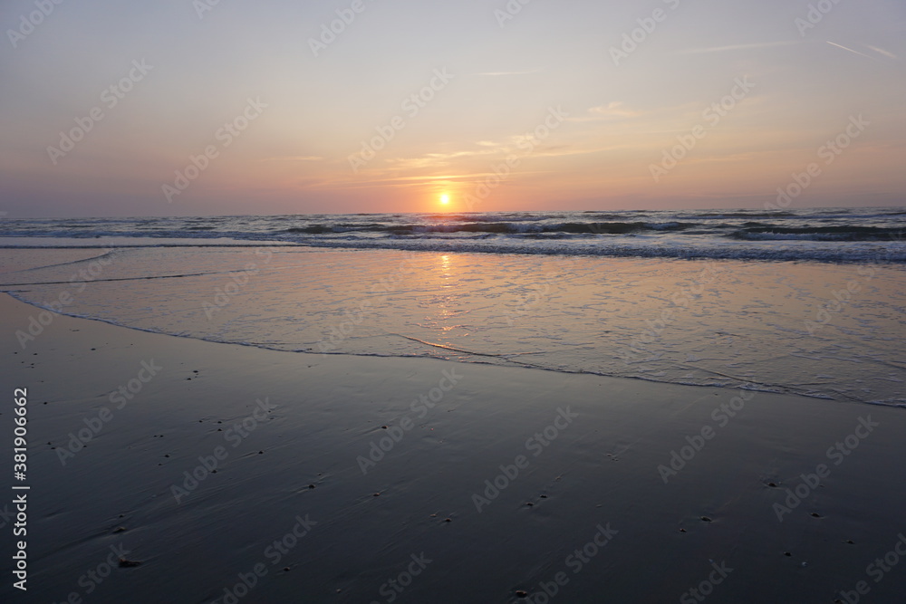 Sonnenuntergang am Strand über der Nordsee