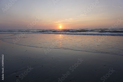 Sonnenuntergang am Strand   ber der Nordsee