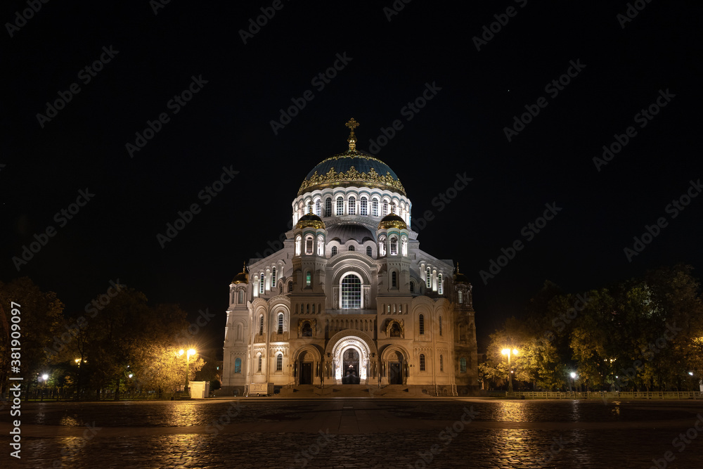 Fototapeta premium View of St. Nicholas Naval Cathedral in Kronstadt on a September night.