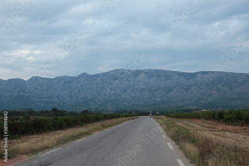 Route passant à travers les vignobles de la Sainte Victoire