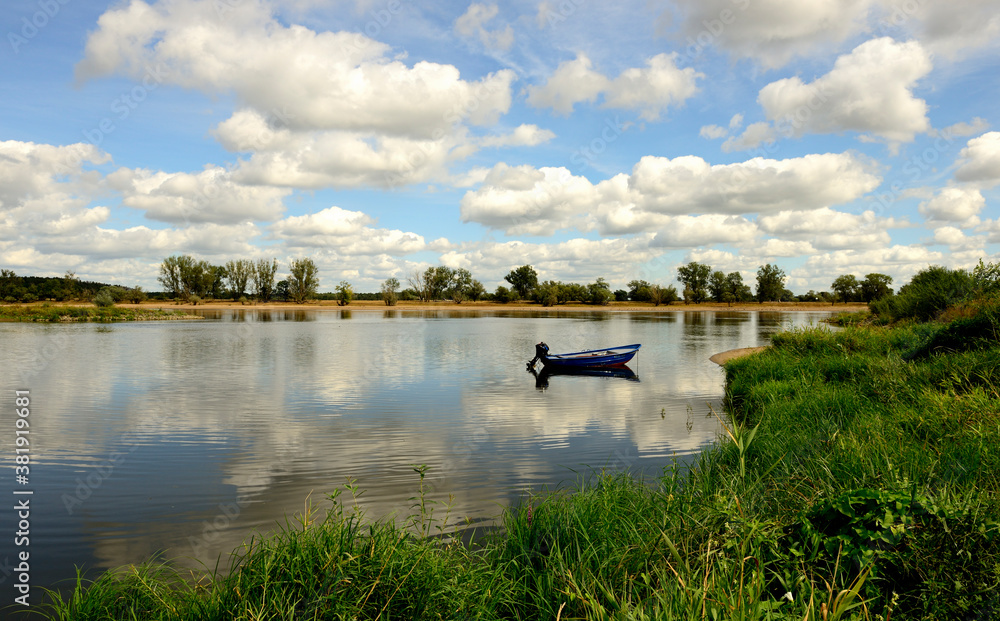 Fluss Elbe mit Boot und Spiegelung im Wasser