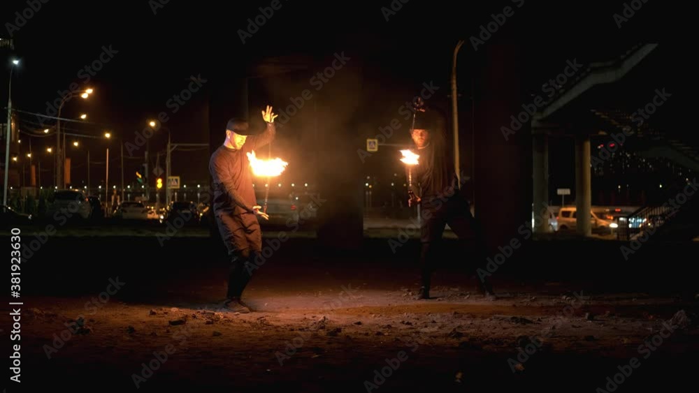 Vidéo Stock fire show artists twist linked fire chains around their ...