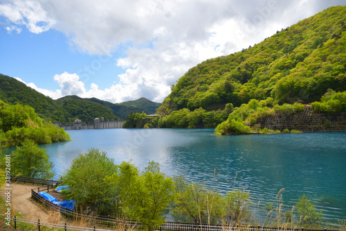 新緑の奥四万湖 5月