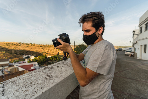 Chico tomando fotos en pueblo blanco andaluz