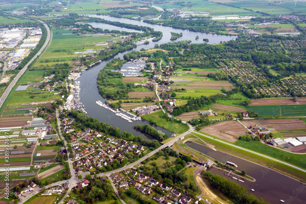 Dove Elbe von der Tatenberger Schleuse bis zur Regattastrecke. Öffnung der Dove Elbe um Tiede in den Fluss zu lassen.