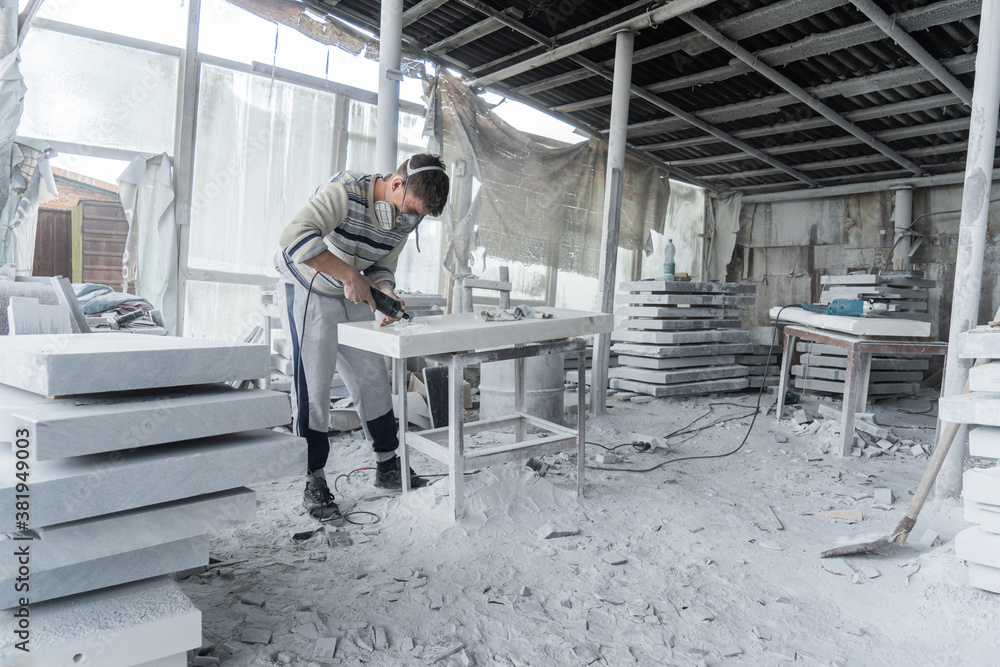 The master engraves the tombstone. Stone processing The master engraves the tombstone. Stone processing