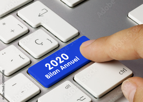 2020 Bilan annuel - Inscription sur la touche du clavier bleu. photo