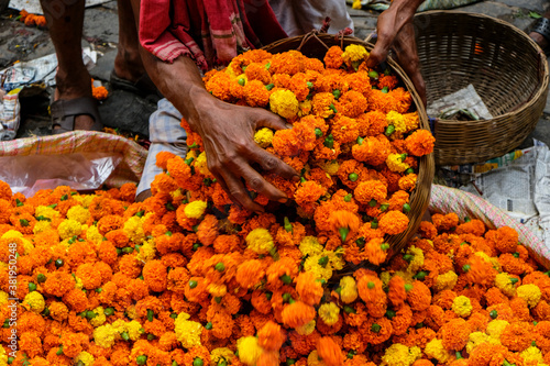 Foto Flower vendor at the Mullik Ghat flower market on September 26, 2020 in Kolkata, West Bengala, India
