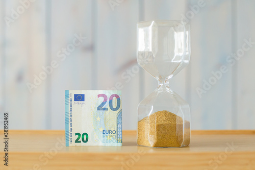 2020 se termine sablier 20 euros sur fond de bois
