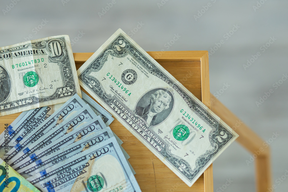 Dollarnoten auf dem Tisch 100 10 2 Währung
Dollarnoten auf dem Tisch 100 10 2 Währung