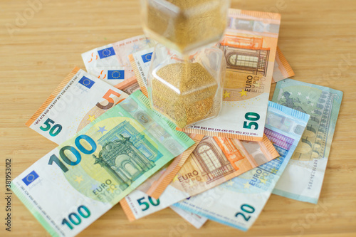 Astuce de dollars en fond de bois sablier bocal en verre

