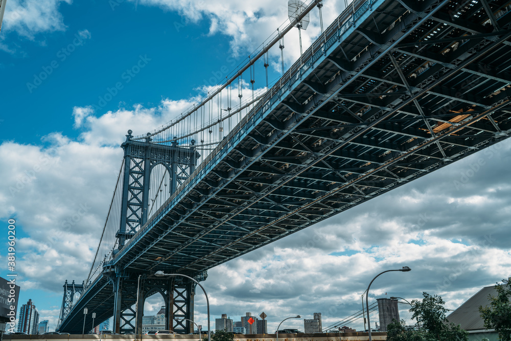 Naklejka premium Suspension bridge over river in city