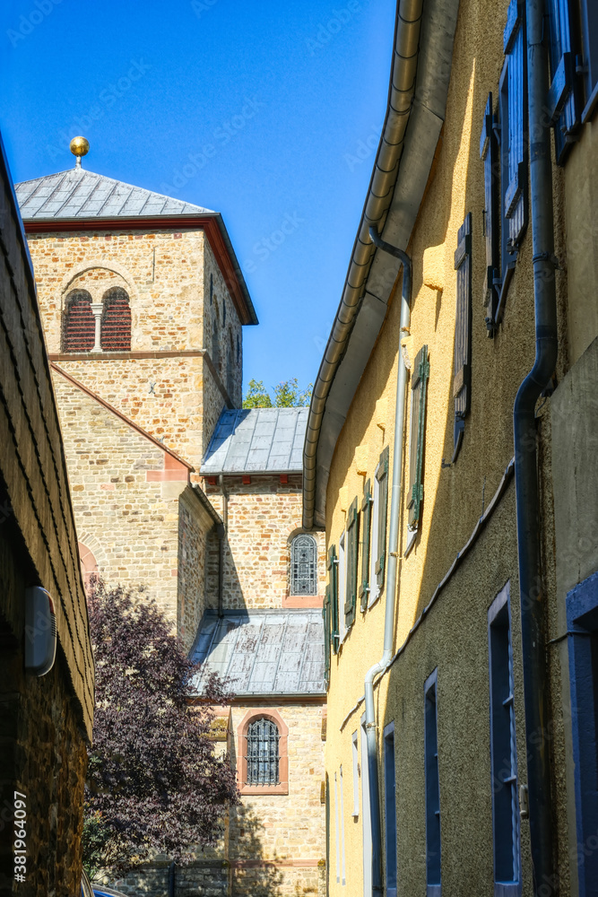 Alte Häuser und Kirche in Bad Münstereifel