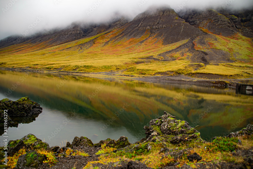 Reflejo en El lago; islandia