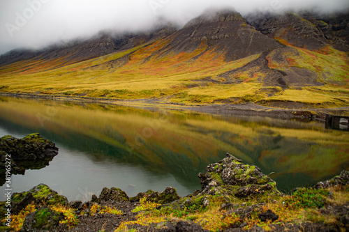 Reflejo en El lago; islandia
