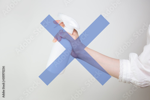 スプレーを持つ手と×マーク