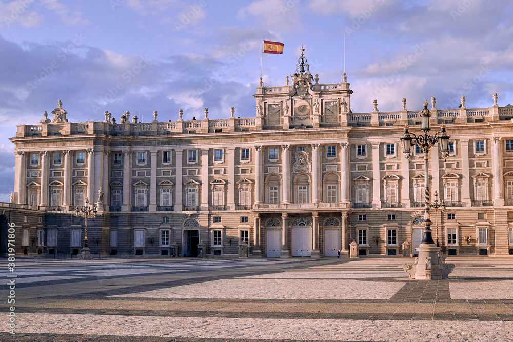 Obraz premium Madrid, Spain - September 29, 2020: Front view of the Royal Palace.