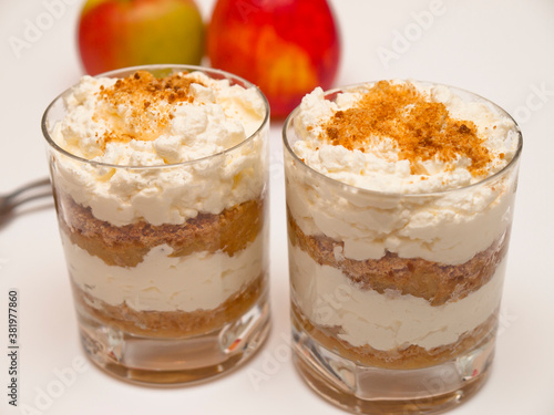 Tilslørte bondepiker - Norwegian dessert with apples and whipped cream