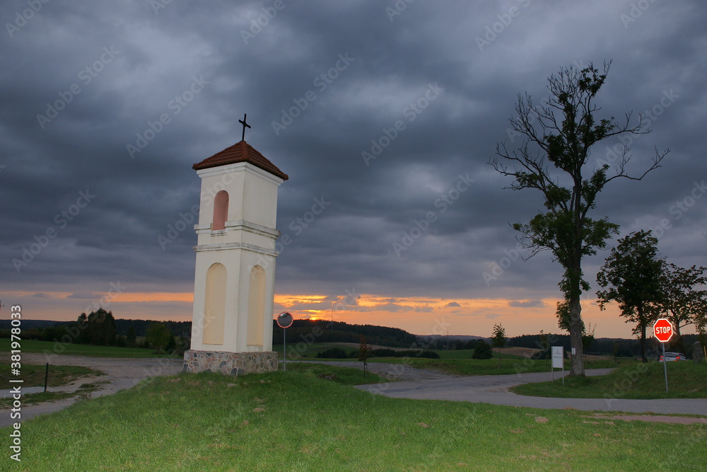 Polska - Mazury - Gietrzwałd. Kapliczka przydrożna.