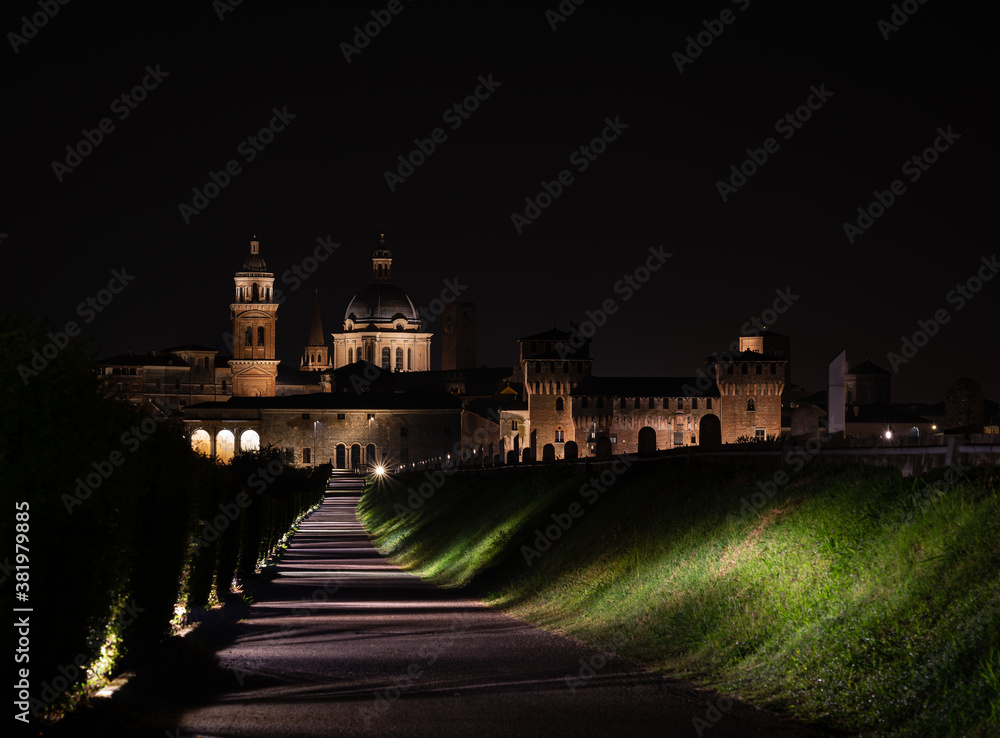 Night walk towards the city of Mantua
