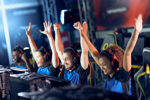 Canvastavla Team of happy professional cyber sport gamers celebrating success while particip