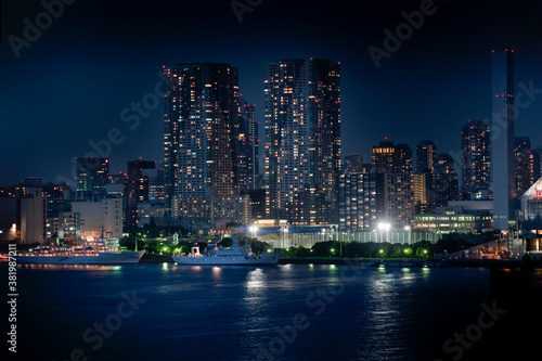 高層ビルのある夜景 © Paylessimages