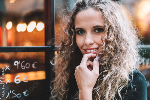 mujer calle sonrisa