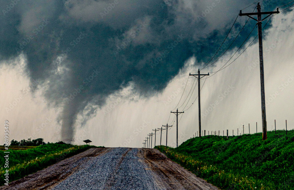 Foto de Iowa supercell drops tornado that tears apart barns do Stock ...
