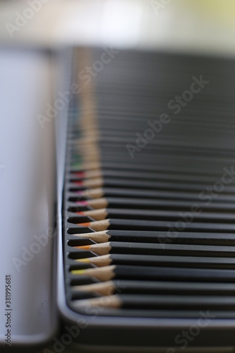 Crayons de couleurs dans un boite