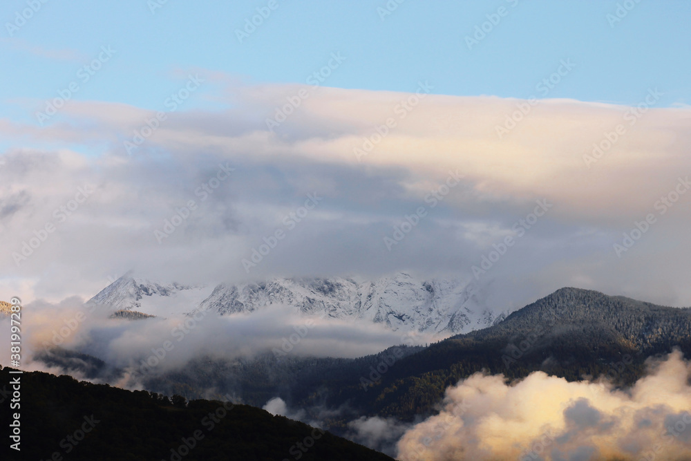 Vue sur le massif de Belledonne enneigé dans les Alpes françaises vers Grenoble
