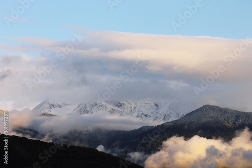 Vue sur le massif de Belledonne enneigé dans les Alpes françaises vers Grenoble © Nilane