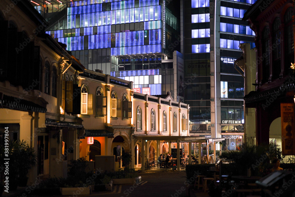 Fototapeta premium Old buildings in the Singapore shopping disctrict