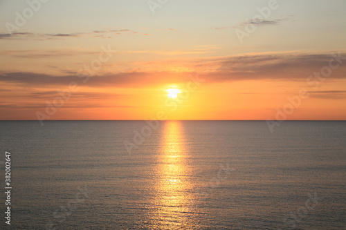 水平線と日の出 © Paylessimages
