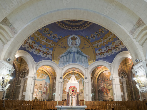 particolare dell’interno della basilica di Nostra Signora del Rosario è una chiesa di Lourdes photo